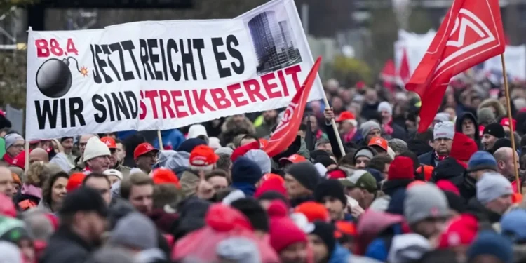 У Німеччині страйкують працівники Volkswagen – автогігант закриває 3 заводи (ФОТО)