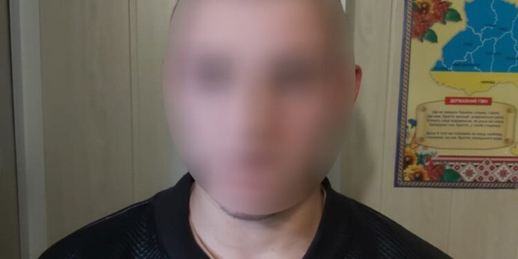 У Вознесенську на Миколаївщині правоохоронці оперативно затримали 18-річного грабіжника, який відібрав телефон у дитини (ФОТО)