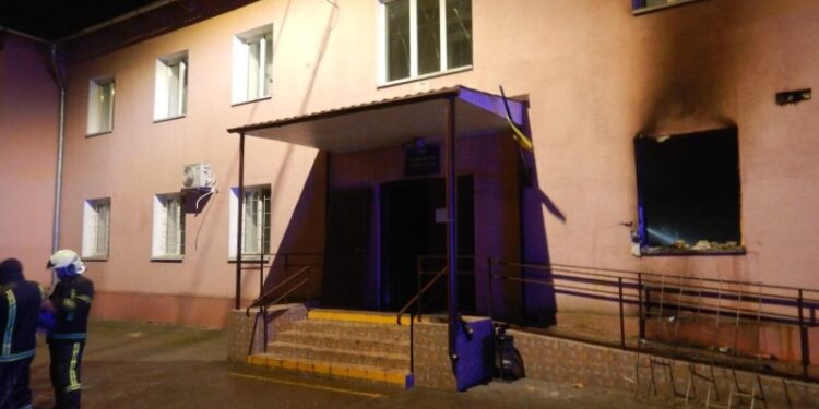 У Миколаєві підпалили Корабельний районний суд – поліція шукає зловмисників і просить відгукнутись свідків