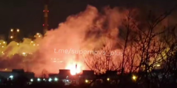 У Енгельсі дрони знову атакували НПЗ – горить авіапаливо (ВІДЕО)