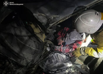 На Миколаївщині у ДТП постраждали двоє осіб – водія з понівеченої автівки діставали рятувальники