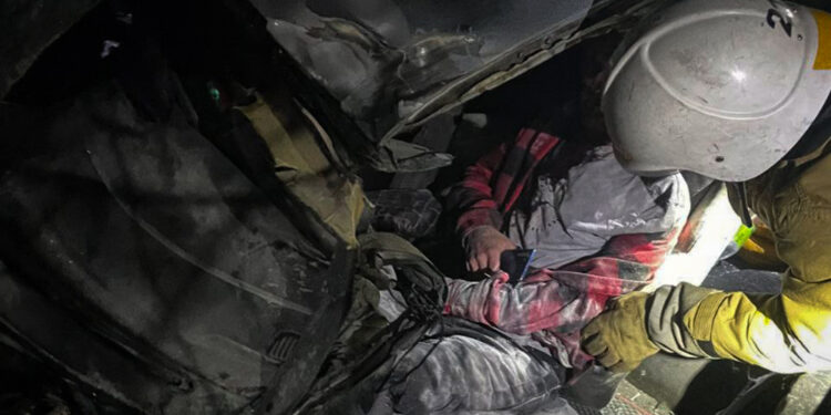 На Миколаївщині у ДТП постраждали двоє осіб – водія з понівеченої автівки діставали рятувальники