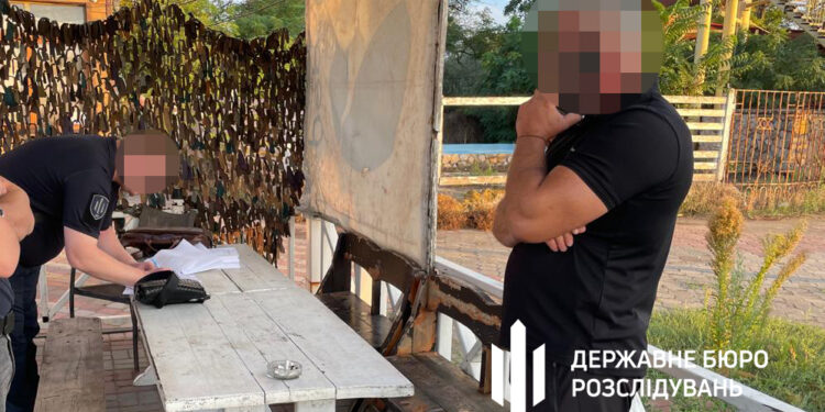 В Одесі командири конвойного батальону за $8 тис. здали бізнесмену підлеглого – у користування. Що отримував сам “охоронець”?