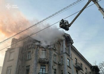 У Києві внаслідок атаки зруйновано кілька поверхів будинку, є постраждалі (ФОТО)