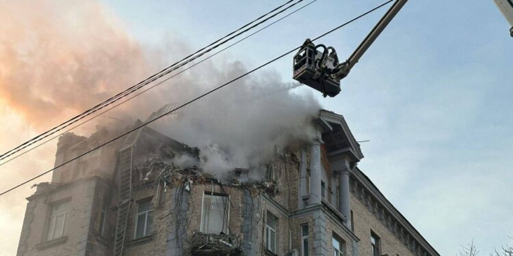 У Києві внаслідок атаки зруйновано кілька поверхів будинку, є постраждалі (ФОТО)