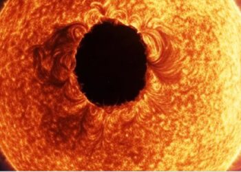Увага! Чверть Сонця охопила величезна корональна діра – Землі приготуватися (ФОТО)