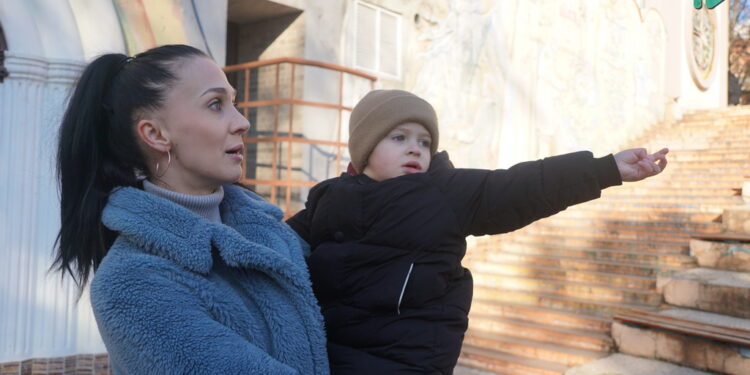 До укриття дитячого містечка «Казка» у Миколаєві під час антидронової боротьби не змогли потрапити мами з дітьми – воно було зачинене (ВІДЕО)