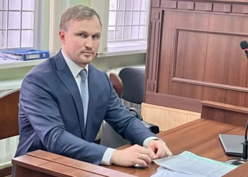 В Україні мобілізувався прокурор, якого судять за привласнення 8 кг золота, вилученого із банківської комірки