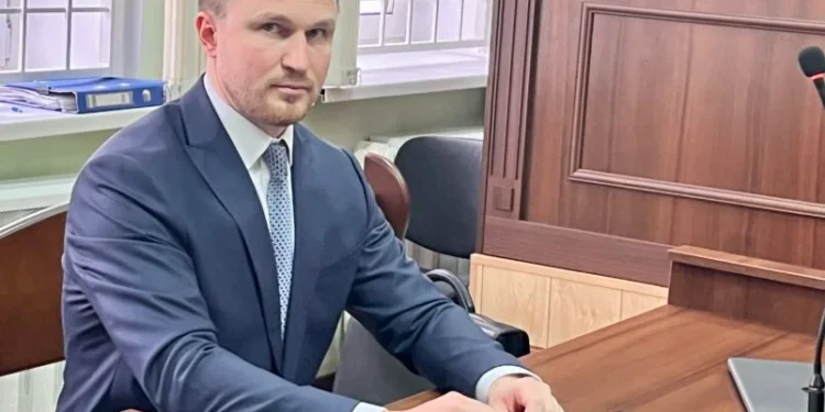 В Україні мобілізувався прокурор, якого судять за привласнення 8 кг золота, вилученого із банківської комірки