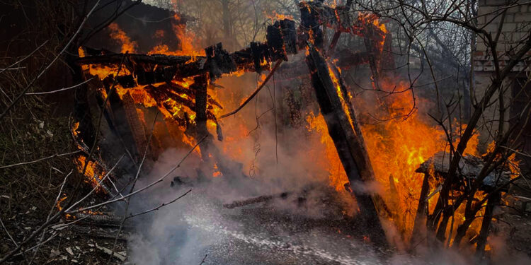 У Первомайську на Миколаївщини горіла господарча споруда — врятовано житловий будинок (ФОТО)