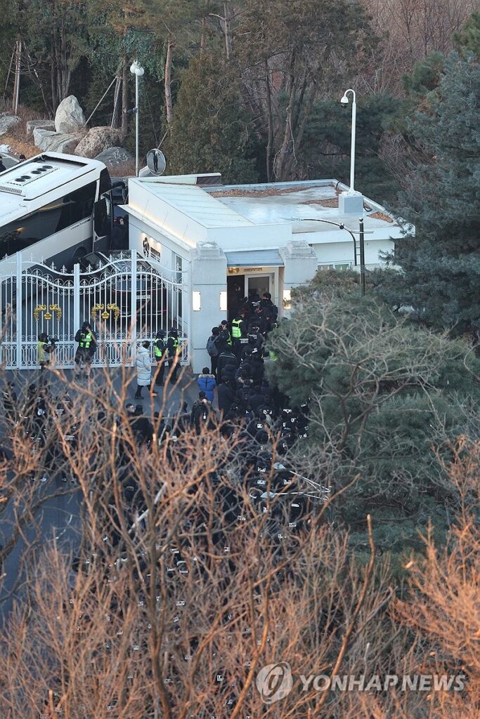 У Південній Кореї з другої спроби затримали президента - домовились з охороною (ФОТО) 2