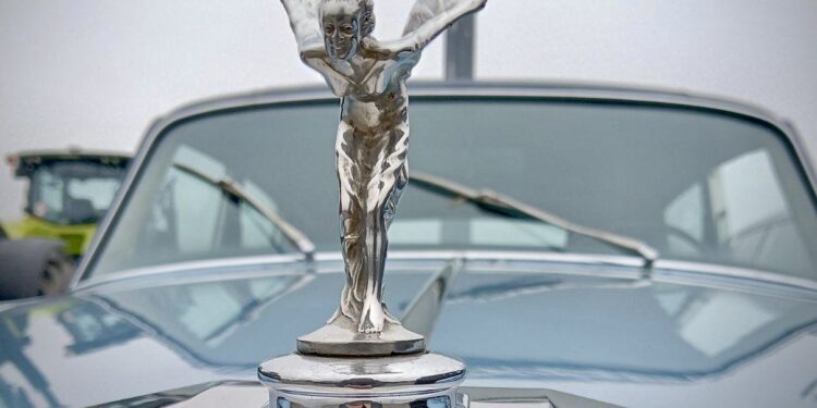 Мешканець Львівщини намагався ввезти розкішний ROLLS ROYCE – митники вилучили автівку (ФОТО)