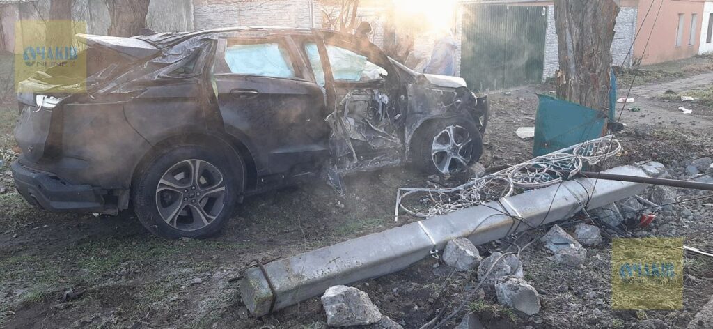 В Очакові напередодні Нового року п’яний водій лишив людей без світла та інтернету – врізався в стовп (ФОТО) 2