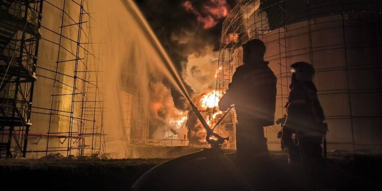 У РФ тепер захищають НПЗ металевими сітками. Допомогло? (ВІДЕО)