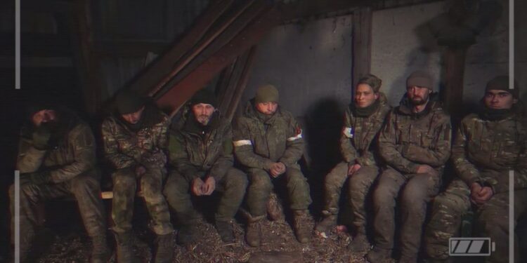 Миколаївські десантники взяли в полон 7 окупантів – ті кажуть, що «в політику не лізуть», і хвалять наших дронщиків (ВІДЕО)