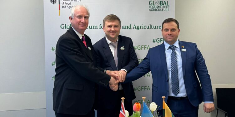 Україна, Британія та Литва запустять спільну систему для протидії незаконному вивезенню українського зерна з ТОТ