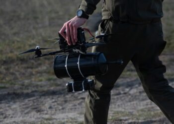 Міноборони провело демонстраційний показ керованих через оптоволокно FPV-дронів для ЗСУ (ФОТО)