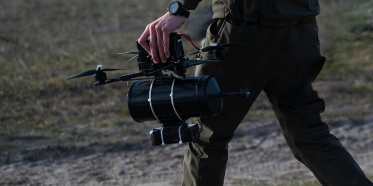 Міноборони провело демонстраційний показ керованих через оптоволокно FPV-дронів для ЗСУ (ФОТО)
