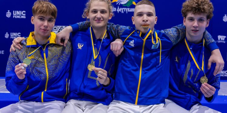 Миколаївські рапіристи на ЮЧУ: команда хлопців – з «золотом», команди дівчат – зі «сріблом» та «бронзою» (ФОТО)