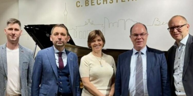 Німецька компанія C. Bechstein передала для мистецьких шкіл України 100 фортепіано