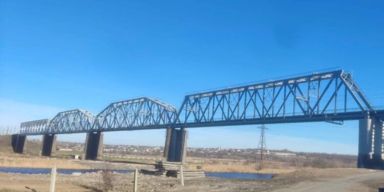 У Вознесенській громаді Миколаївщини розпочато тестування відновленого залізничного мосту (ФОТО)