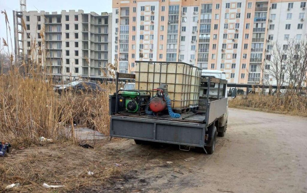 Виток олії у Миколаєві з пошкодженого «шахедом» резервуару – вже відкачано 214 тонн 1