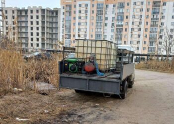 Виток олії у Миколаєві з пошкодженого «шахедом» резервуару – вже відкачано 214 тонн