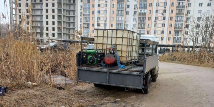 Виток олії у Миколаєві з пошкодженого «шахедом» резервуару – вже відкачано 214 тонн