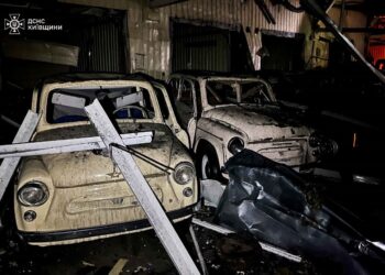 На Київщині уламки збитого «шахеда» впали на музей ретро-автомобілів – є згорілі та пошкоджені автівки (ФОТО)