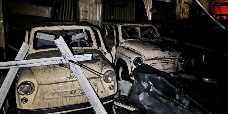 На Київщині уламки збитого «шахеда» впали на музей ретро-автомобілів – є згорілі та пошкоджені автівки (ФОТО)