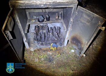 За гроші спалили релейну шафу у Миколаєві – підозрюється група неповнолітніх та 18-річний юнак (ФОТО)