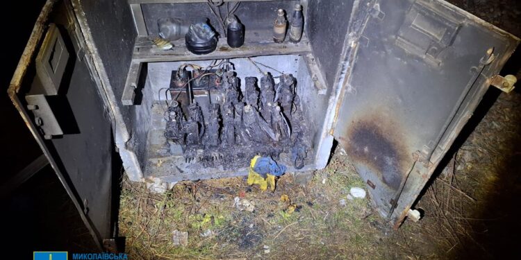 За гроші спалили релейну шафу у Миколаєві – підозрюється група неповнолітніх та 18-річний юнак (ФОТО)