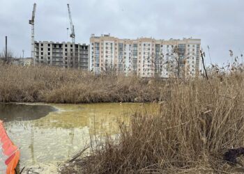 Виток олії у Миколаєві з пошкодженого уламками дрону резервуару – за добу відкачали ще 3 тонни (ФОТО)