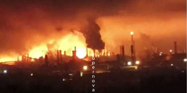 У РФ після атаки дронів горить НПЗ на Нижегородщині (ВІДЕО)