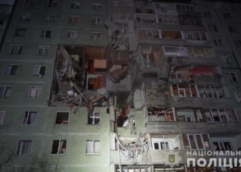Внаслідок влучання російського дрону у багатоповерхівку в Сумах поранено 7 людей, зокрема одна дитина (ФОТО)