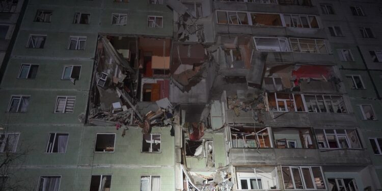 Внаслідок влучання російського дрону у багатоповерхівку в Сумах поранено 7 людей, зокрема одна дитина (ФОТО)