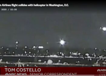 Над Вашингтоном пасажирський літак зіткнувся з військовим гвинтокрилом і впав у річку (ВІДЕО)