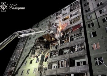 Кількість постраждалих внаслідок влучання російського дрону в багатоповерхівку в Сумах зросла до 9 (ФОТО)