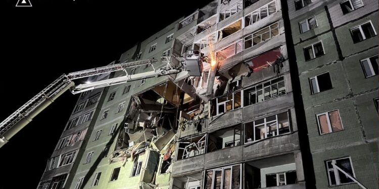 Кількість постраждалих внаслідок влучання російського дрону в багатоповерхівку в Сумах зросла до 9 (ФОТО)