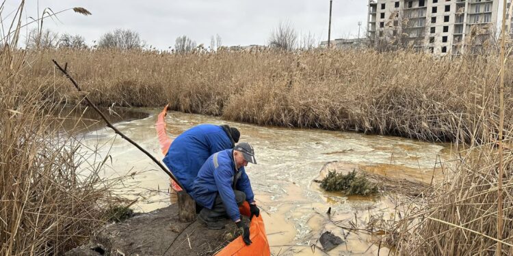 Виток олії із зруйнованого «шахедом» резервуару в Миколаєві – загалом відкачали 218 тонн