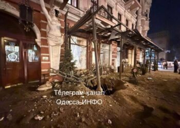РФ вдарила ракетою по історичному  центру Одеси – пошкоджений готель “Бристоль” (ФОТО, ВІДЕО)