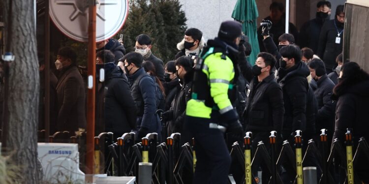 У Південній Кореї правоохоронці не змогли арештувати президента – охорона не дала