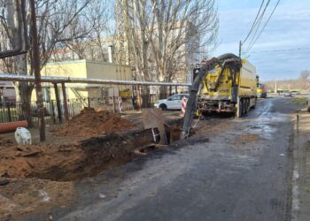 На Новобузькій провалля – «Миколаївводоканал» почав заміну труб колектору (ФОТО)