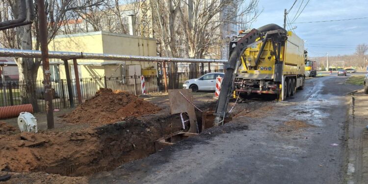 На Новобузькій провалля – «Миколаївводоканал» почав заміну труб колектору (ФОТО)