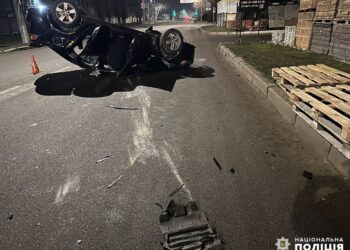 У Миколаєві перекинулось авто – водій був п’яний, пасажири в лікарні (ФОТО)