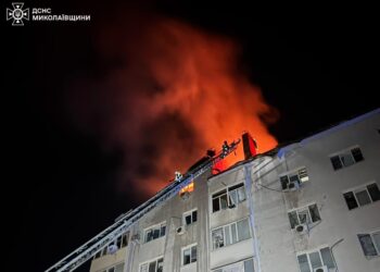 Наслідки нічної дронової атаки росіян на Миколаїв: спалахнуло 6 пожеж в двох районах міста, двоє людей постраждали (ФОТО, ВІДЕО)