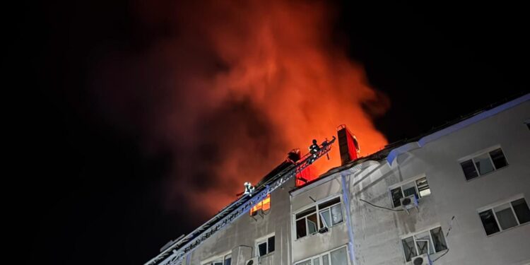 Наслідки нічної дронової атаки росіян на Миколаїв: спалахнуло 6 пожеж в двох районах міста, двоє людей постраждали (ФОТО, ВІДЕО)