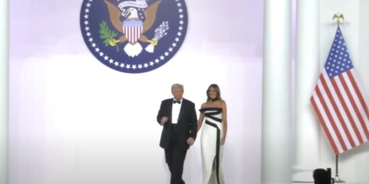 На інавгураційній вечірці Меланія Трамп красувалася у незвичній сукні. Що вона означає (ФОТО, ВІДЕО)