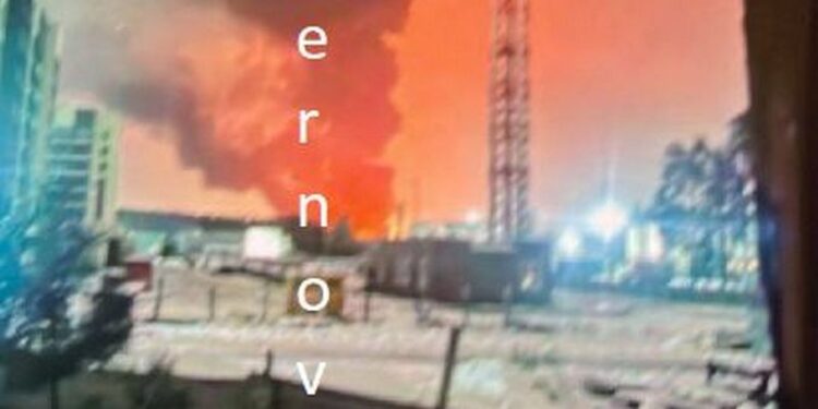 Одразу кілька областей РФ і Крим атакують дрони і ракети, у Брянську поцілили в хімзавод (ФОТО, ВІДЕО)