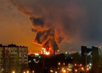 В Енгельсі Саратовської області дрони атакували нафтобазу та аеродром. Горить (ВІДЕО)